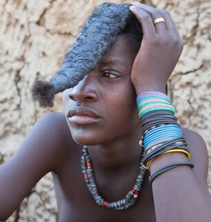 Bare african tribe girl-adulte
