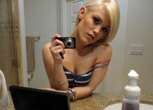 teen blonde nude selfie
