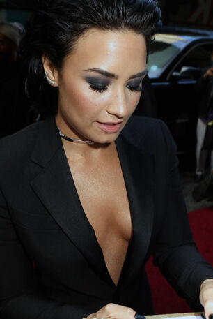 Demi Lovato nipple slip, Luxurious