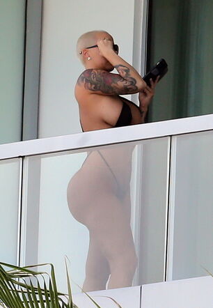 Amber Rose demonstrates off her